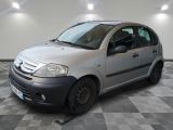 la photo d'une petite voiture garée dans un garage