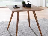 une petite table sur laquelle est posée une théière