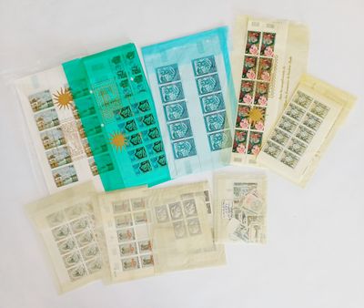 plusieurs types différents de timbres et d'enveloppes disposés sur une table
