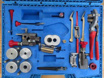 une boîte bleue contenant des outils, posée sur une table