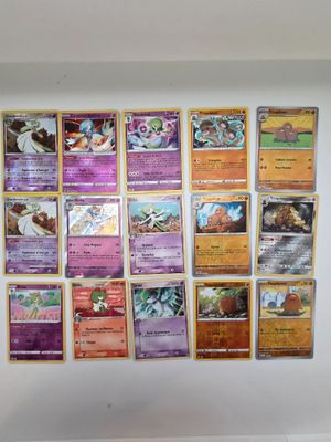 Il y a beaucoup de cartes Pokémon accrochées au mur dans cette pièce.
