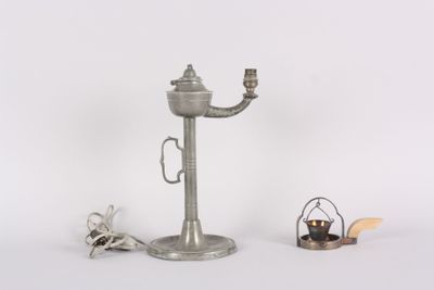 lampe à huile électrique en étain et petite verseuse.