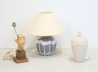 une lampe posée sur une table à côté d'un vase