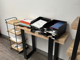 un bureau sur lequel se trouvent un ordinateur portable et une imprimante