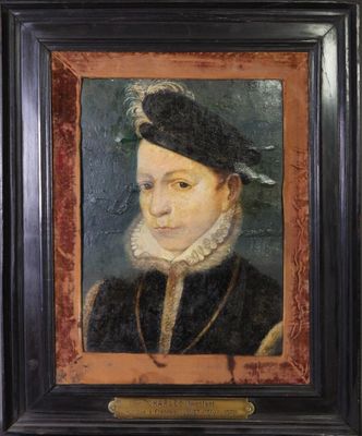portrait d'une femme vêtue d'une robe noire à col blanc et d'un chapeau noir