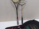 deux raquettes de tennis posées l'une à côté de l'autre sur une table