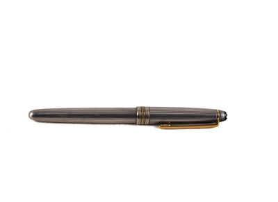 un stylo posé sur une surface blanche