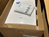 un carton contenant du matériel informatique posé par terre