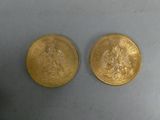 deux pièces d'or posées l'une sur l'autre sur une table