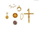 une photo d'une collection de bijoux en or comprenant une croix, une bague, une bague et une bague