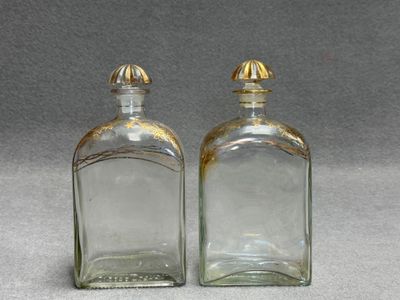 Paire de flacons en verre, décor doré.