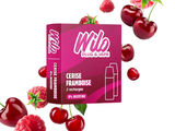 des cerises et des framboises éparpillées autour d'une boîte de baume à lèvres