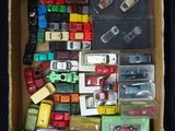 une boîte remplie de petites voitures posée sur une table
