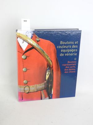 livre sur l'uniforme d'un soldat de l'armée française