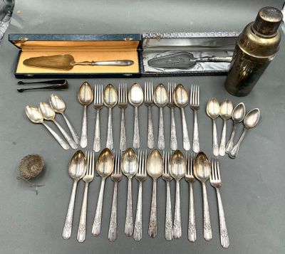 beaucoup de cuillères et de fourchettes en argent sur la table