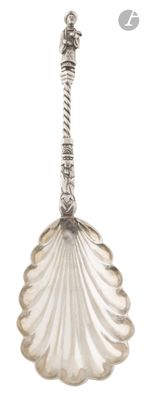 une cuillère en argent à long manche sur fond blanc