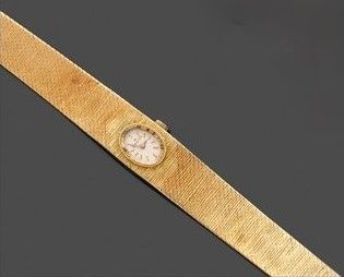 une montre-bracelet en or 18 carats avec un cadran serti de diamants
