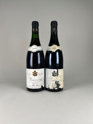 deux bouteilles de vin posées l'une à côté de l'autre sur une table
