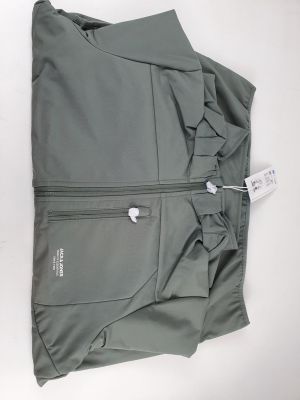 le dos d'une veste grise sur laquelle est accrochée une étiquette