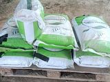 une pile de sacs de ciment posés sur une palette