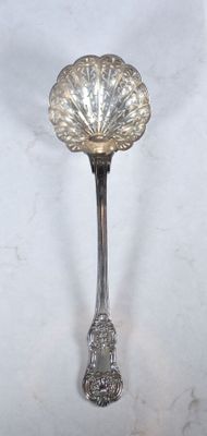 une cuillère en argent ornée d'une fleur