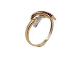 un gros plan d'une bague en or sertie d'un diamant rouge et blanc