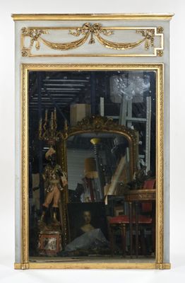un miroir posé sur une table devant une chaise