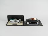 une maquette en noir et blanc d'une vieille voiture et une maquette noire d'une vieille voiture