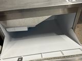 une table en métal surmontée d'une étagère en métal