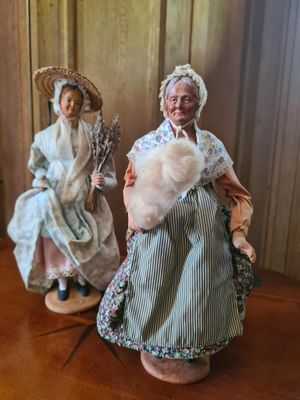 deux figurines assises sur une table
