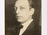 une vieille photo en noir et blanc d'un homme en costume et nœud papillon
