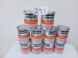 plusieurs pots de peinture sont empilés sur une table