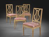 un lot de quatre chaises dont l'assise est rayée de rouge et de blanc