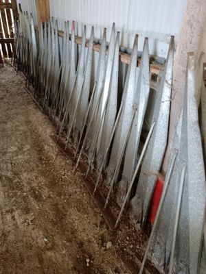 beaucoup de pelles appuyées contre un mur