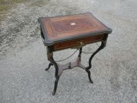 Table travailleuse plateau en marqueterie et cartouche nacre…