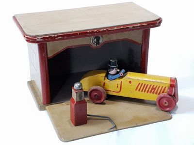 France, vers 1920-1925, garage en bois laqué gris vernis/rou…