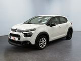 Une Citroën blanche est garée dans une grande pièce