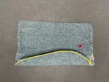 un gros plan sur un morceau de tissu présentant une ligne jaune