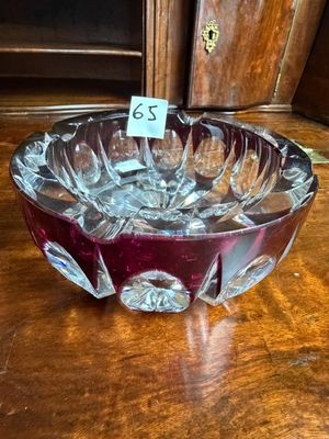 un saladier en verre posé sur une table, avec une étiquette de prix dessus