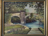 une peinture à l'huile représentant un pont enjambant une rivière dans une région boisée