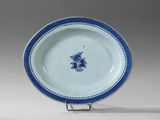 une assiette bleue et blanche ornée d'une fleur bleue