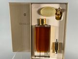 un flacon de parfum posé dans une boîte sur une table