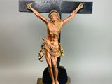 statue de Jésus sur la croix, posée sur un socle noir