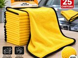 une pile de serviettes Microfit jaunes posées sur une table