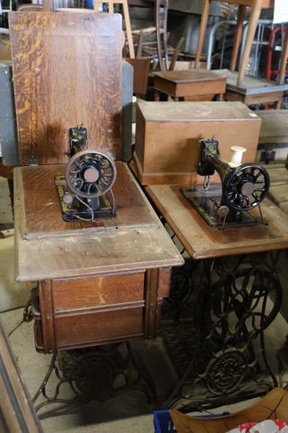 Lot de 2 machines à coudre Singer ancienne avec leur meuble