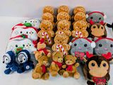 beaucoup de peluches posées sur une table