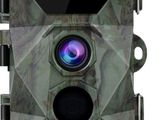 un gros plan d'un appareil photo sur fond blanc