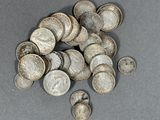 une image représentant un tas de pièces d'argent posées sur une table