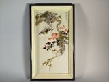 tableau représentant un oiseau et des fleurs, dans un cadre noir, accroché au mur