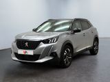 Le nouveau SUV Peugeot est garé dans un showroom.
